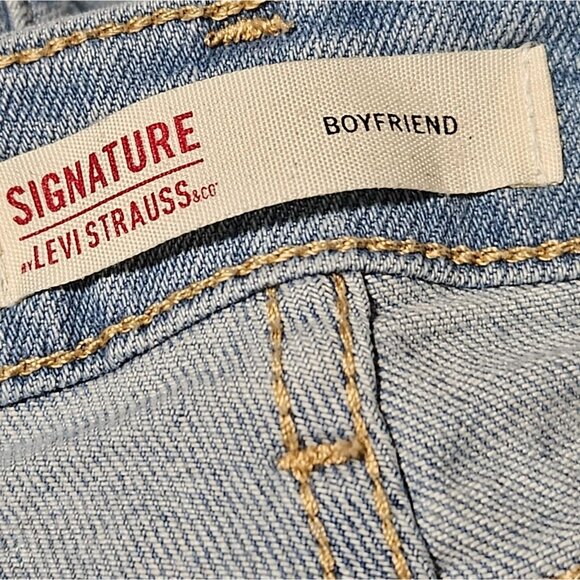 Levi Strauss Signature Boyfriend Jeans Womens Size 30 Mid Rise Light Wash Denim - Picture 4 of 4